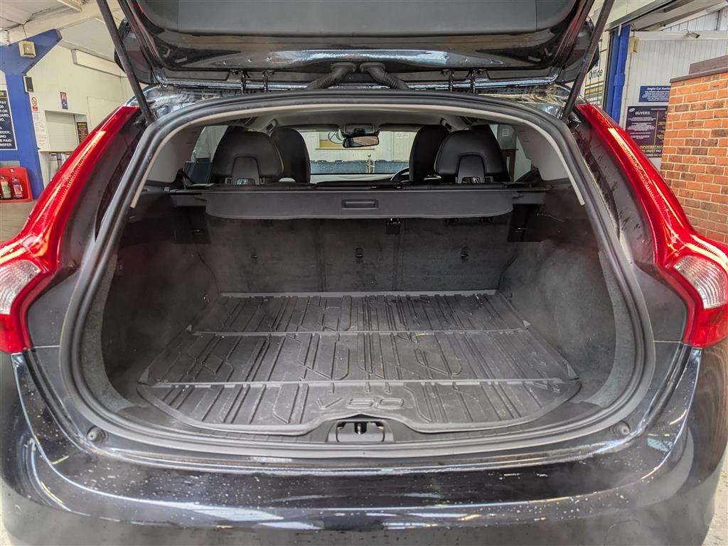 <p>2013 VOLVO V60 SE LUX T4 AUTO</p>