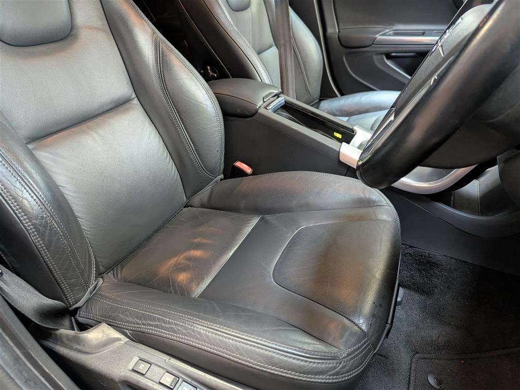 <p>2013 VOLVO V60 SE LUX T4 AUTO</p>