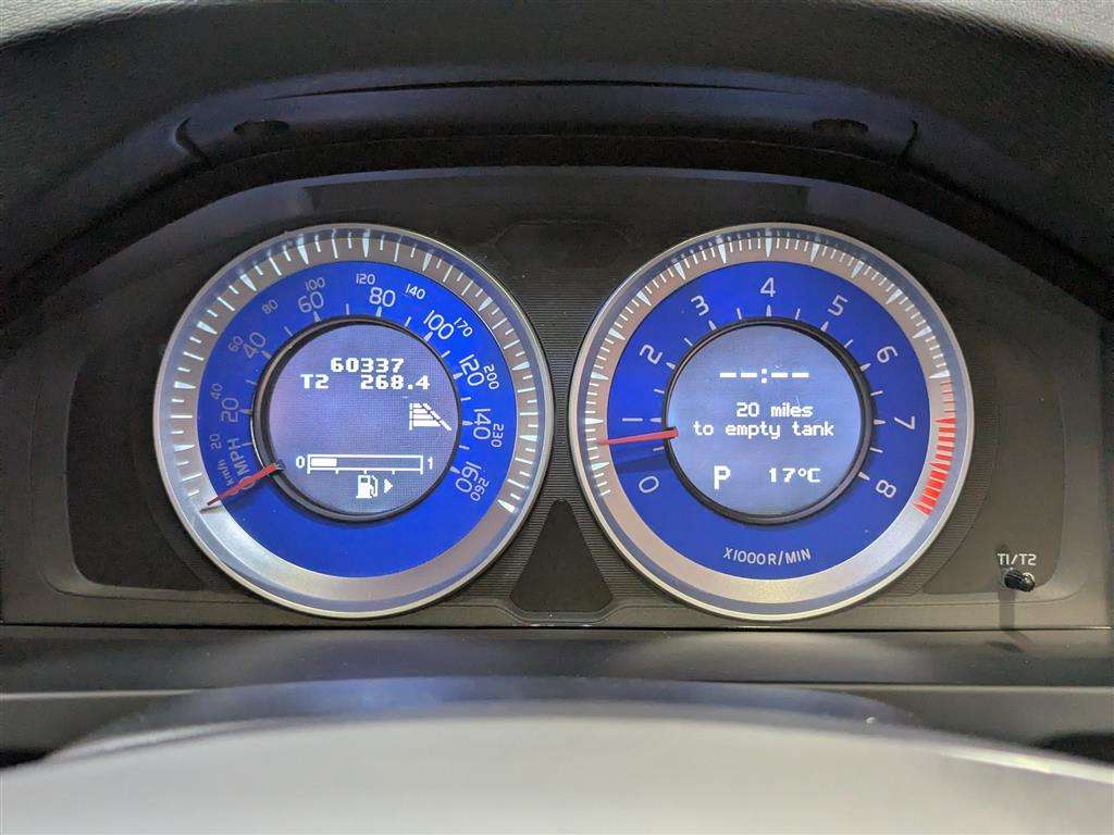 <p>2013 VOLVO V60 SE LUX T4 AUTO</p>