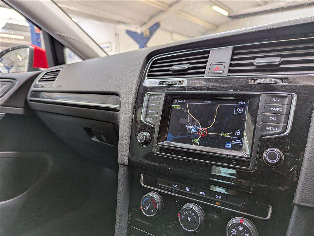 <p>2013 VOLKSWAGEN GOLF GT BLUEMOTION TECH T</p>