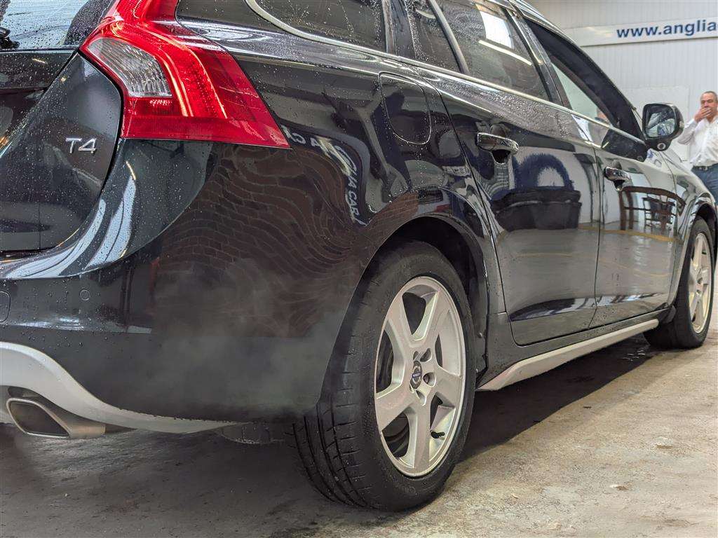 <p>2013 VOLVO V60 SE LUX T4 AUTO</p>