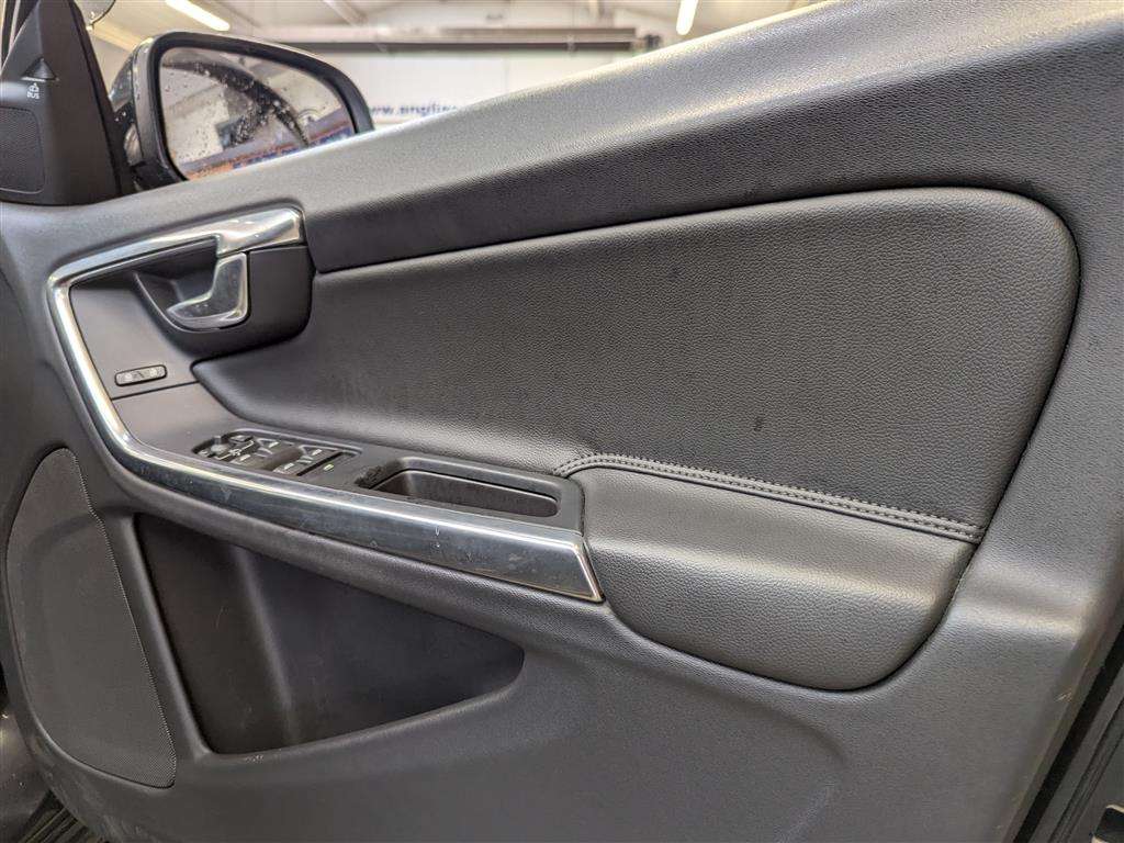 <p>2013 VOLVO V60 SE LUX T4 AUTO</p>