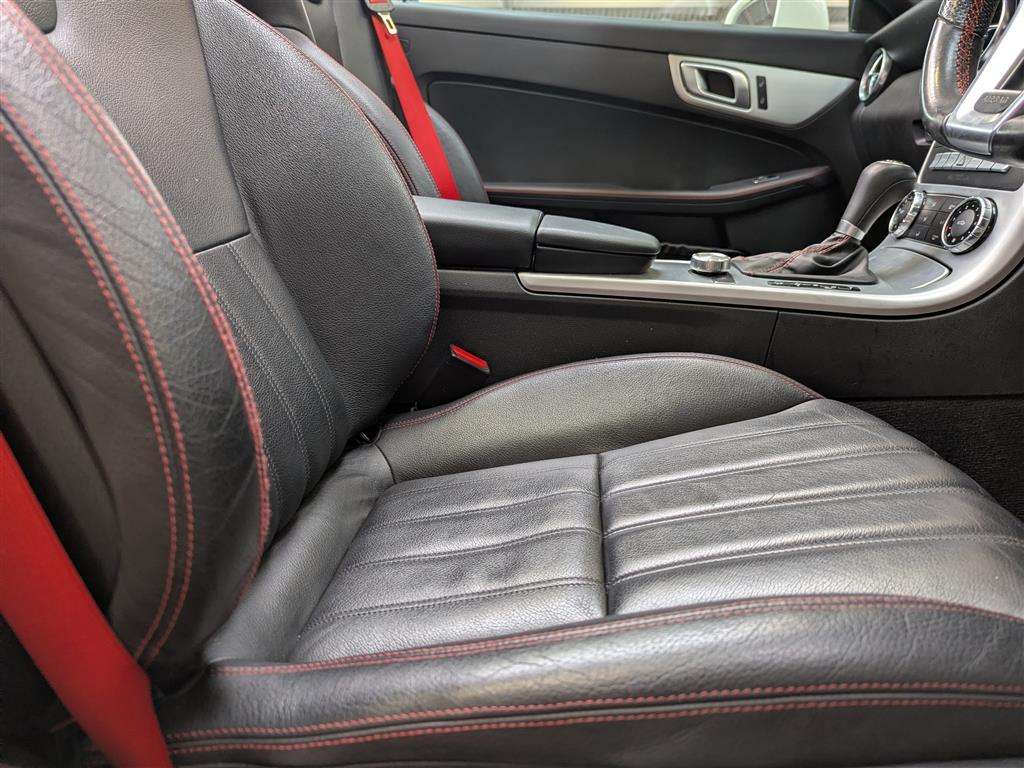 <p>2013 MERCEDES-BENZ SLK200 AMG SPORT BLUE-CIE</p>
