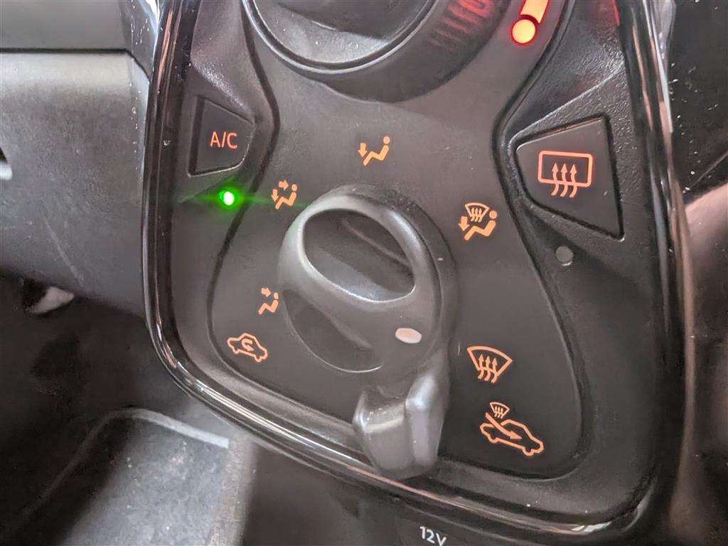 <p>2014 PEUGEOT 108 ALLURE</p>