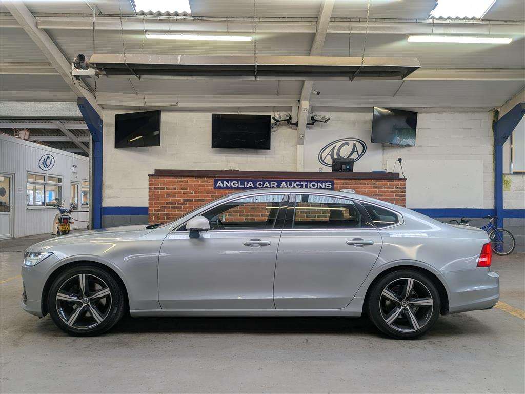 <p>2017 VOLVO S90 R-DESIGN D4 AUTO</p>