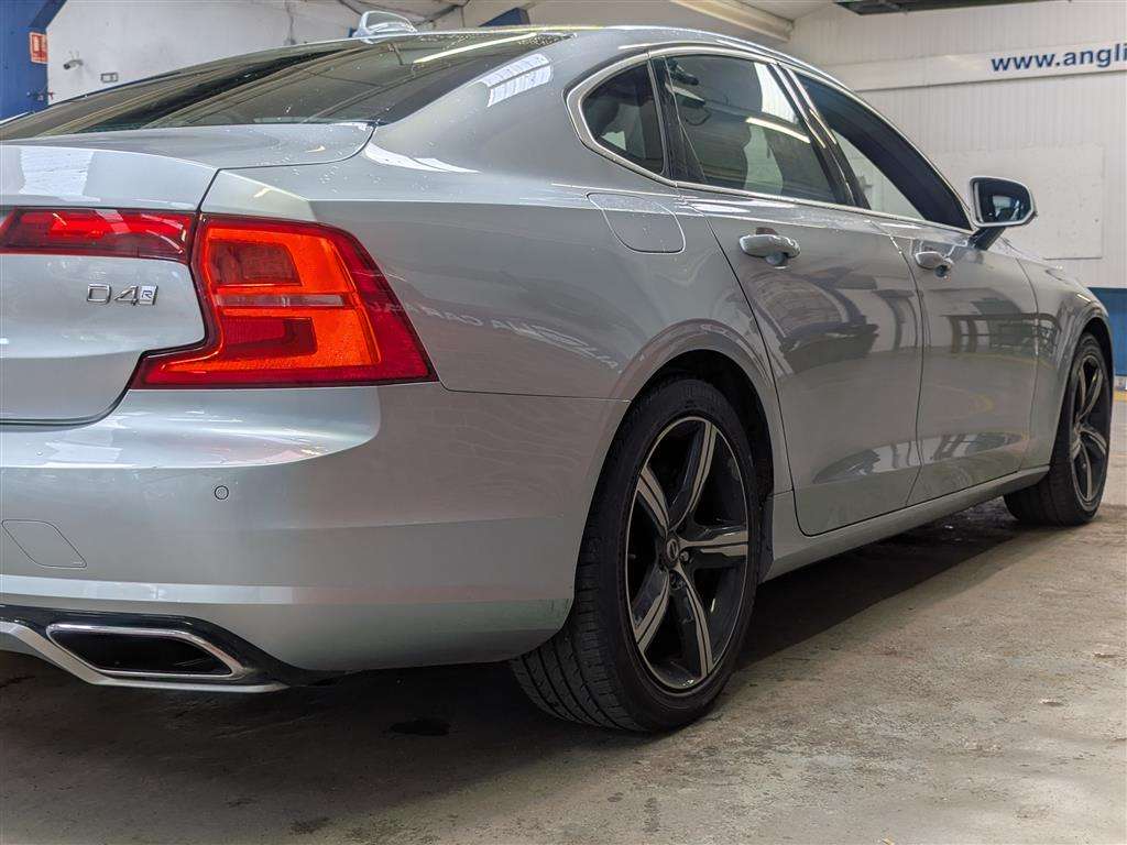 <p>2017 VOLVO S90 R-DESIGN D4 AUTO</p>