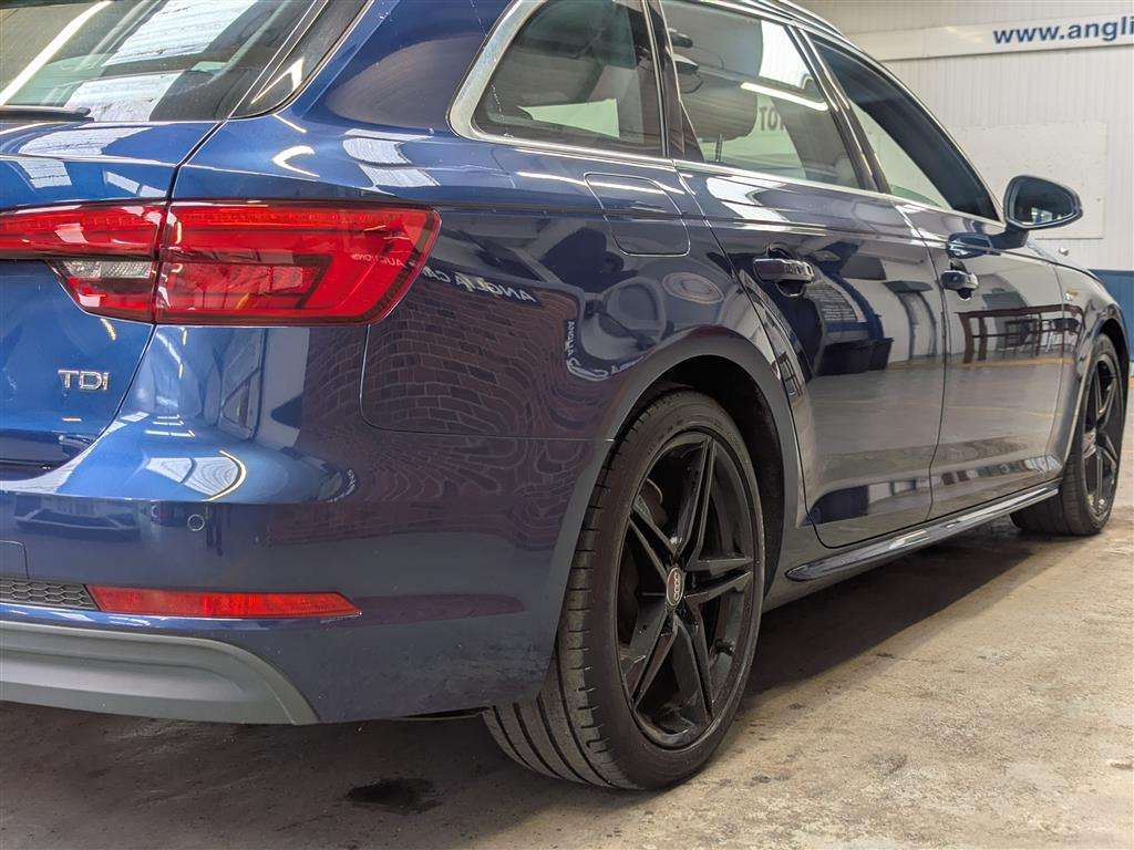 <p>2017 AUDI A4 S LINE TDI S-A</p>
