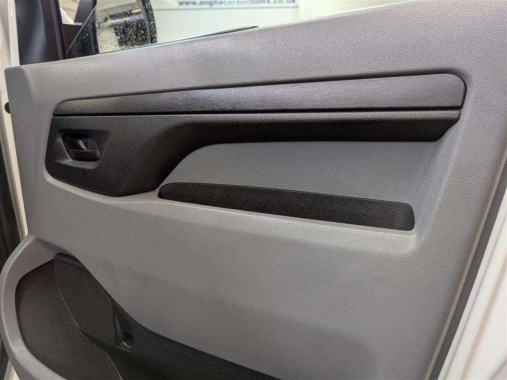 <p>2021 PEUGEOT EXPERT PROF PREMIUM L2 B-</p>