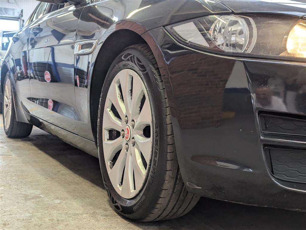 <p>2015 JAGUAR XE SE D</p>