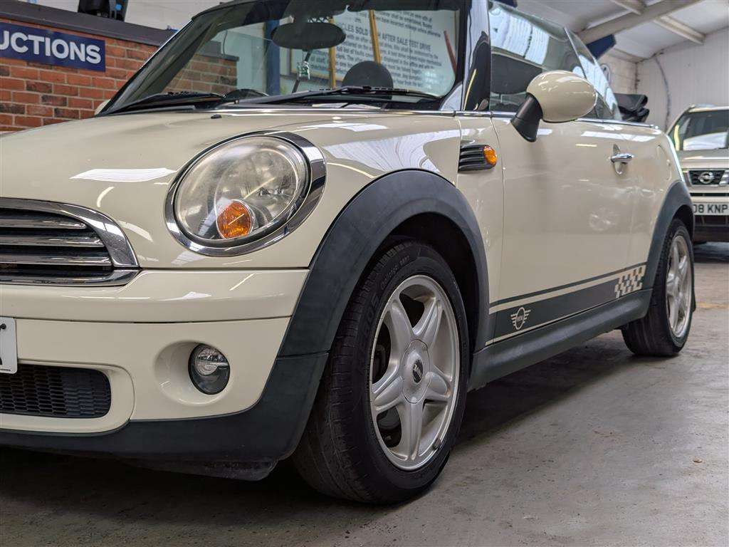 <p>2009 MINI COOPER</p>