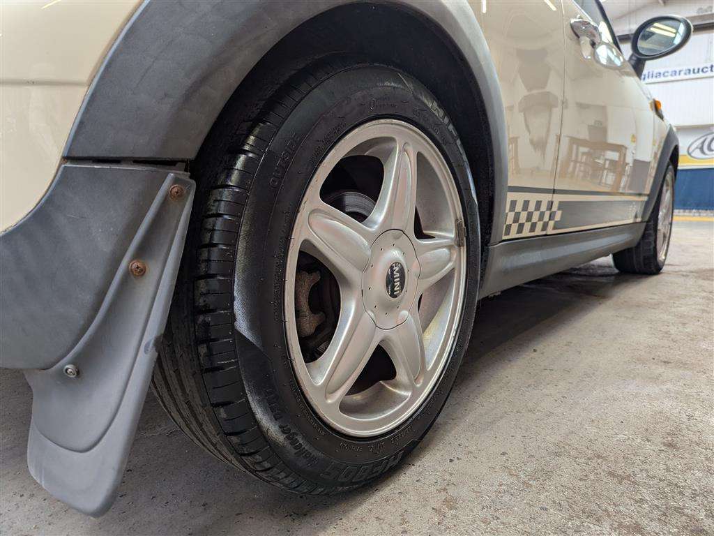 <p>2009 MINI COOPER</p>