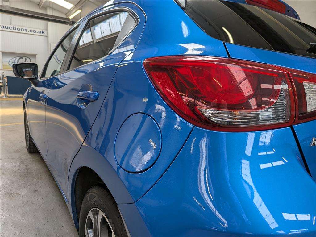 <p>2015 MAZDA 2 SPORT NAV</p>