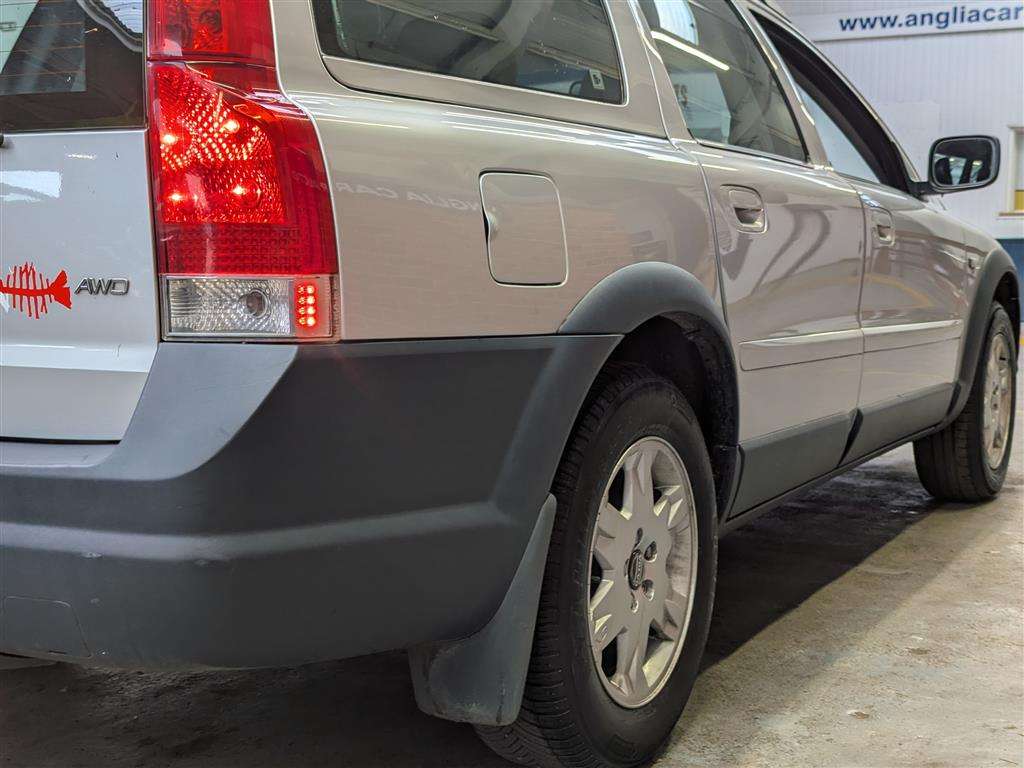<p>2005 VOLVO XC70 D SE</p>