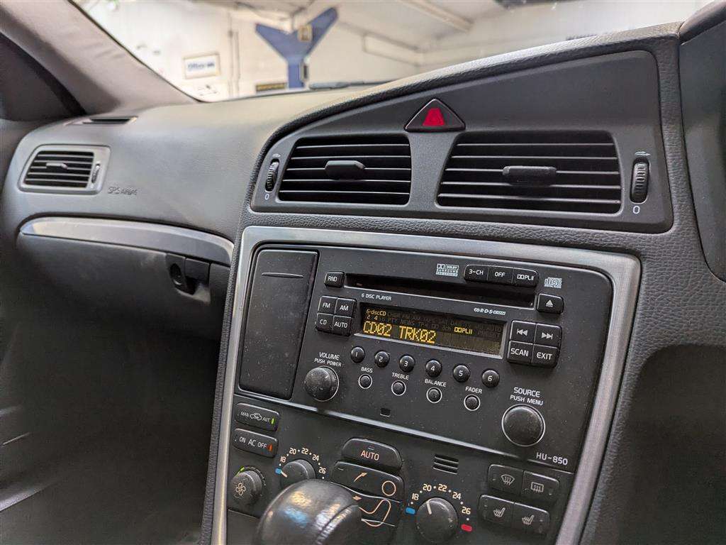 <p>2005 VOLVO XC70 D SE</p>