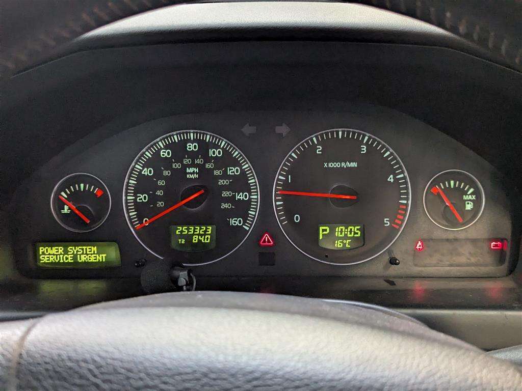 <p>2005 VOLVO XC70 D SE</p>