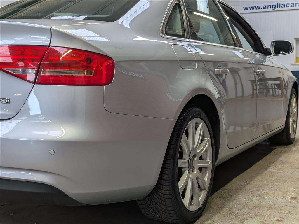 <p>2015 AUDI A4 SE TECHNIK TFSI CVT</p>