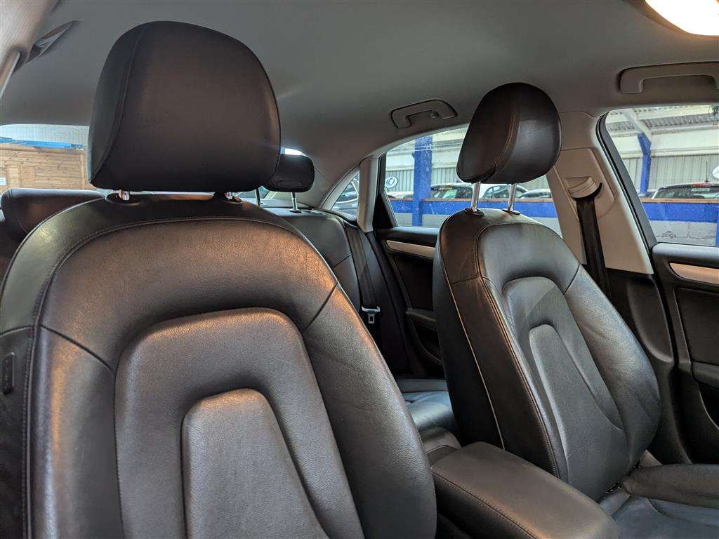 <p>2015 AUDI A4 SE TECHNIK TFSI CVT</p>