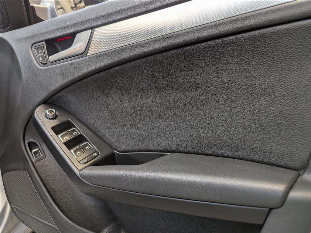 <p>2015 AUDI A4 SE TECHNIK TFSI CVT</p>