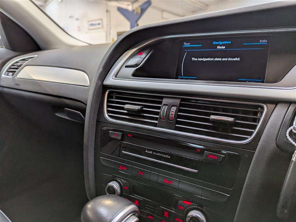 <p>2015 AUDI A4 SE TECHNIK TFSI CVT</p>
