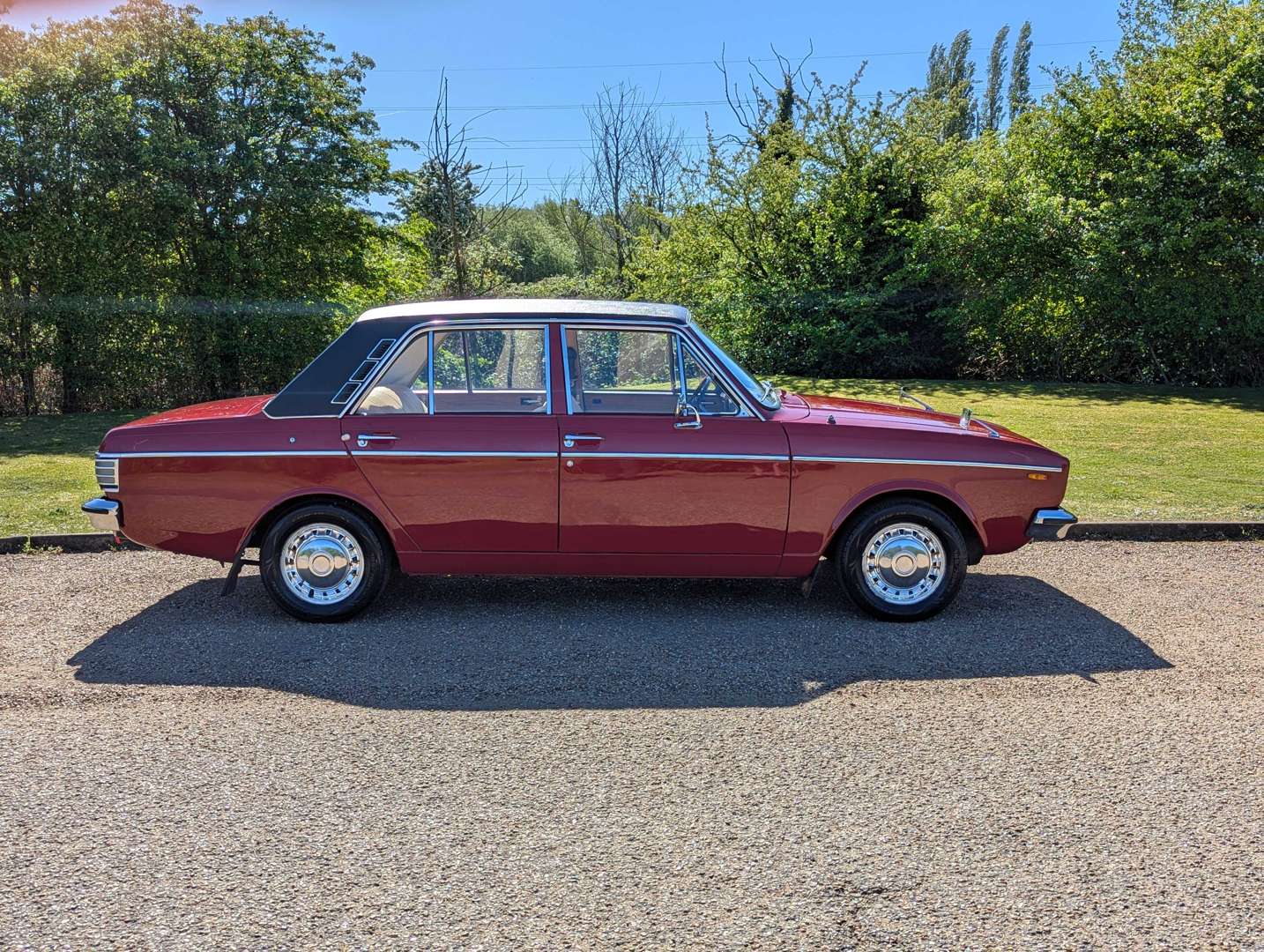 <p>1975 HILLMAN HUNTER G LUXE</p>