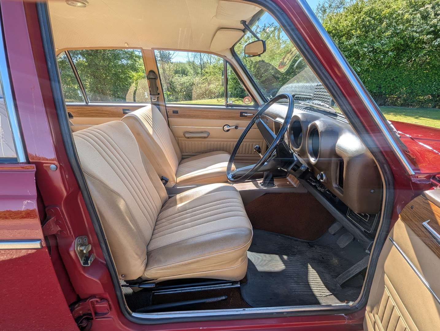 <p>1975 HILLMAN HUNTER G LUXE</p>