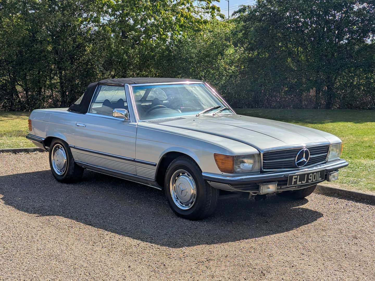 <p>1972 MERCEDES R107 350SL</p>