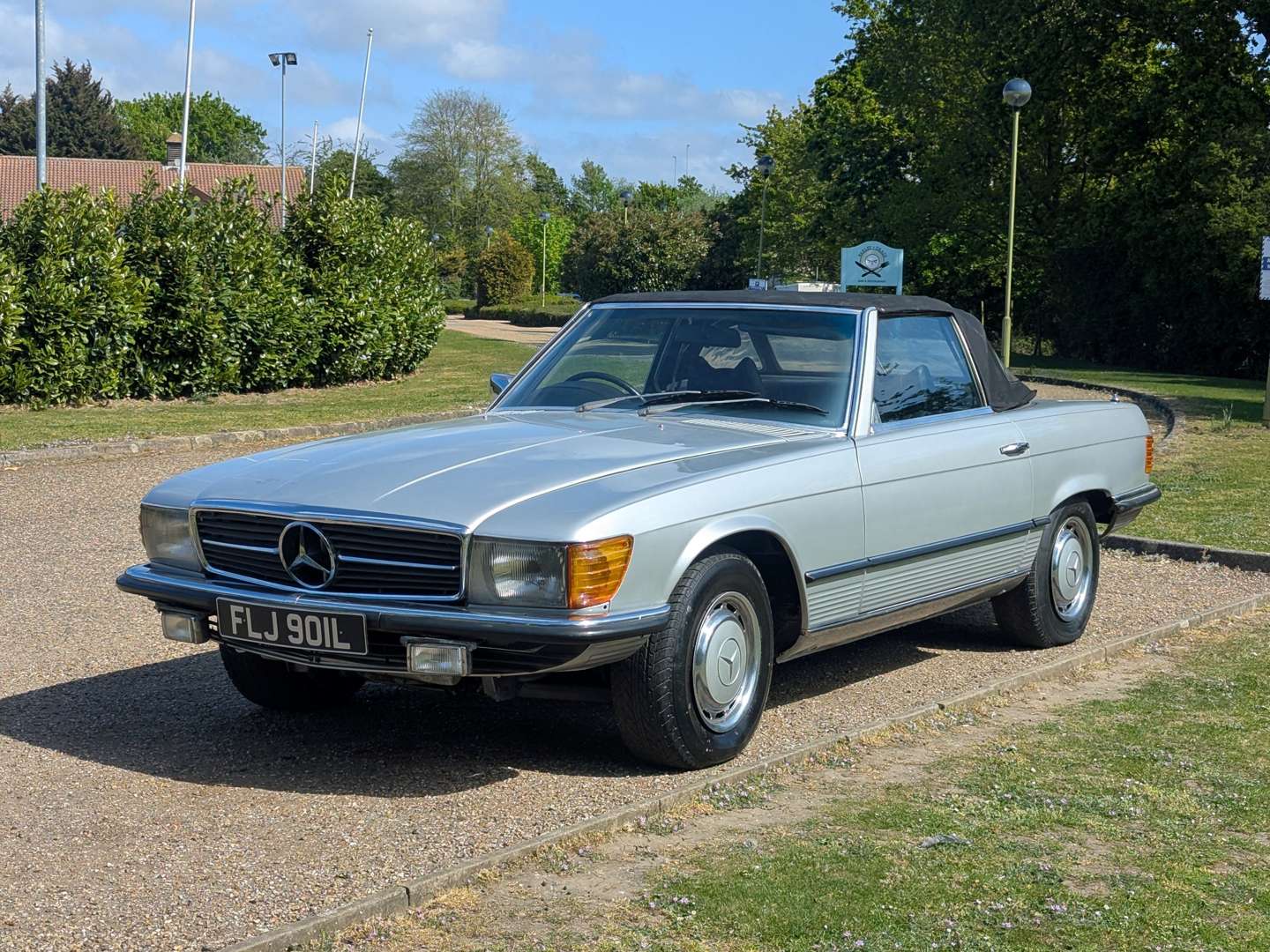 <p>1972 MERCEDES R107 350SL</p>