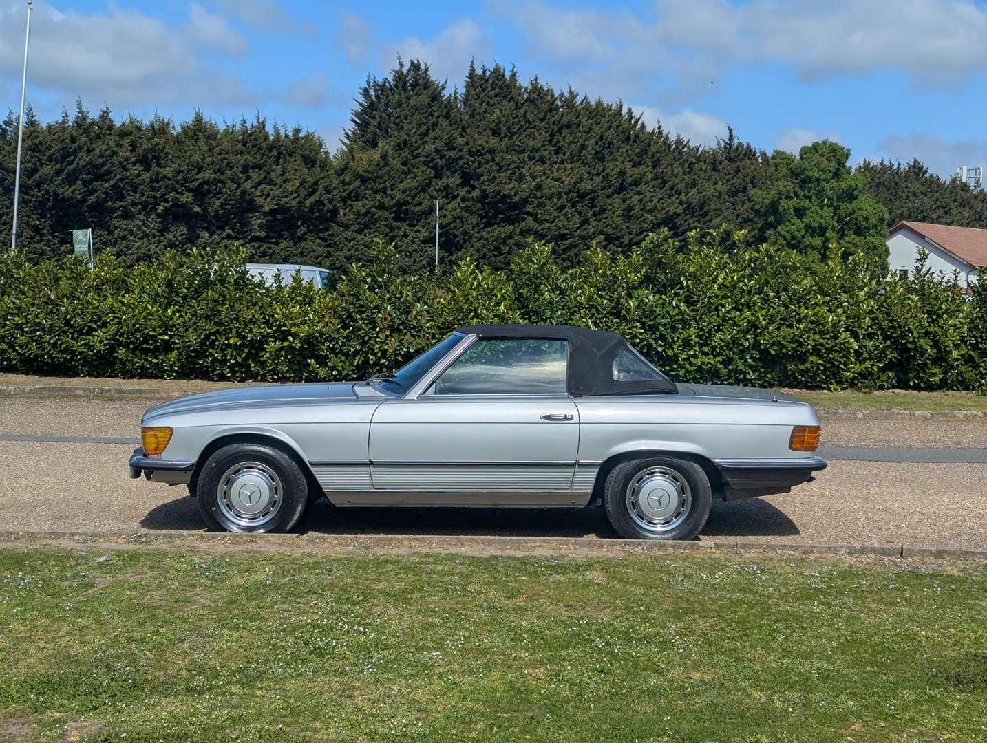 <p>1972 MERCEDES R107 350SL</p>