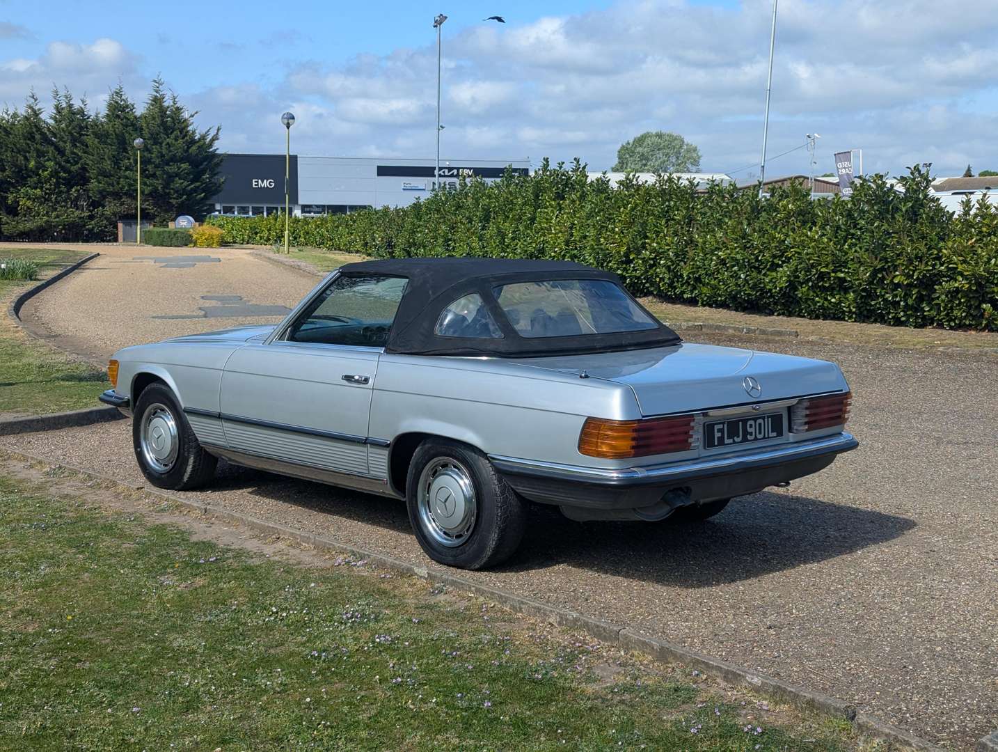 <p>1972 MERCEDES R107 350SL</p>