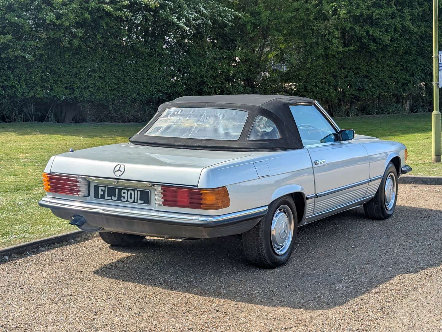 <p>1972 MERCEDES R107 350SL</p>