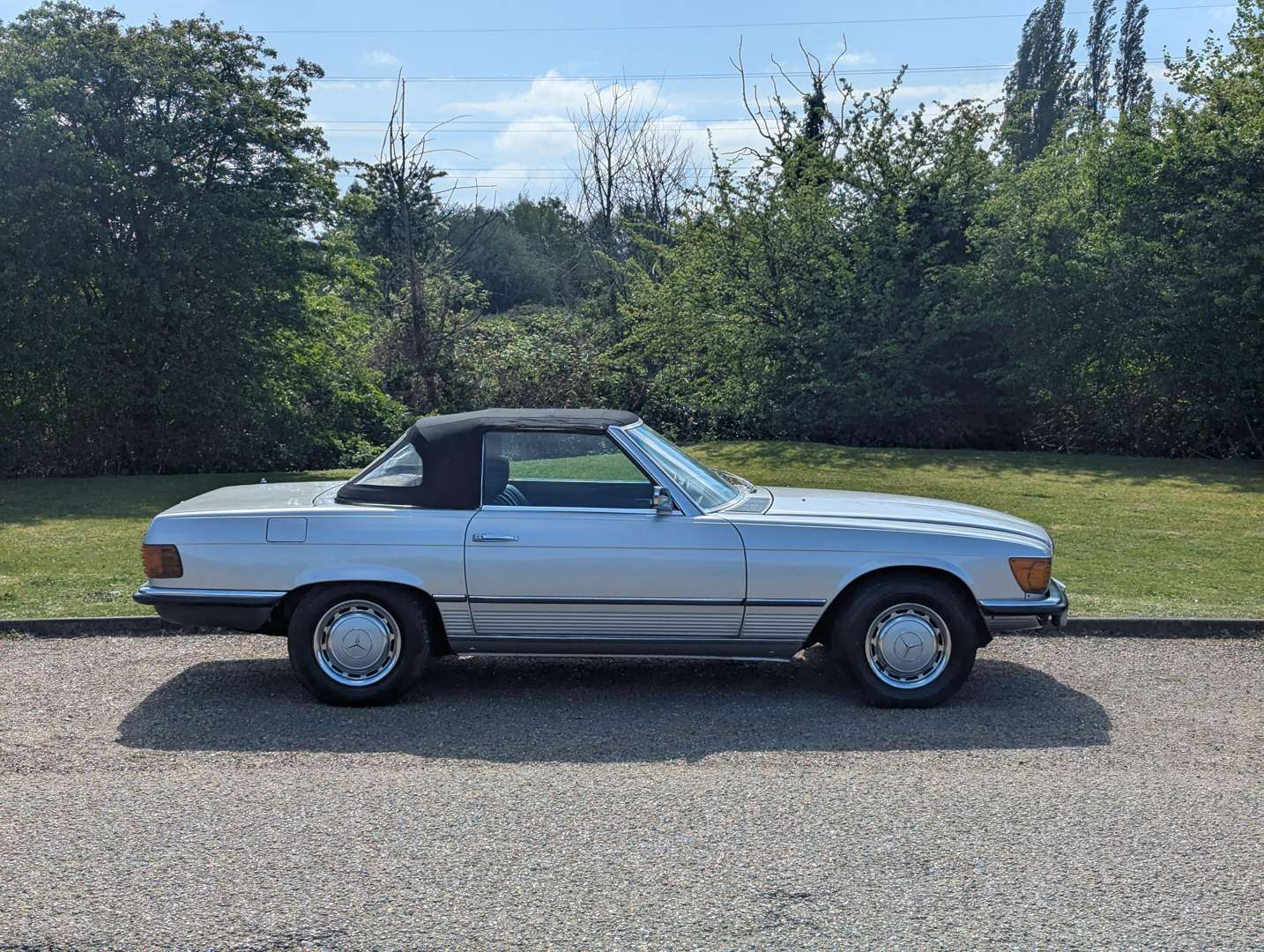 <p>1972 MERCEDES R107 350SL</p>