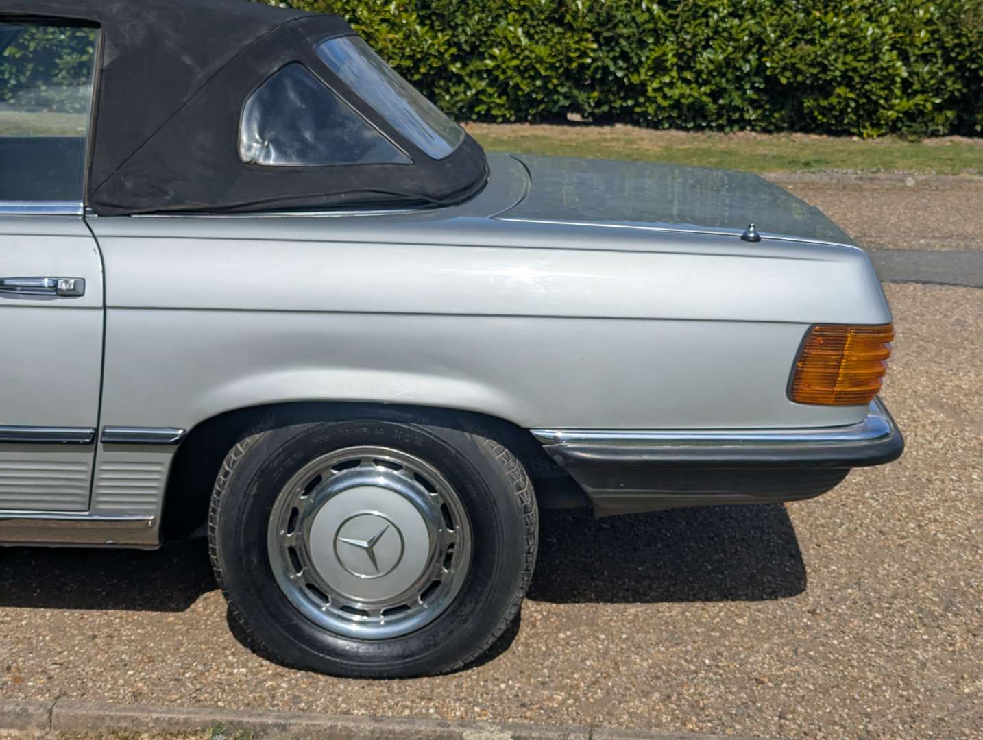 <p>1972 MERCEDES R107 350SL</p>