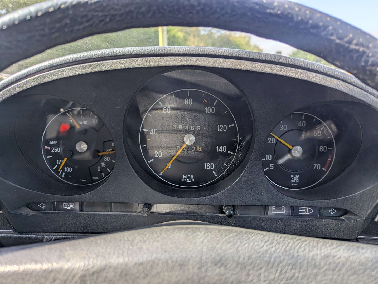 <p>1972 MERCEDES R107 350SL</p>