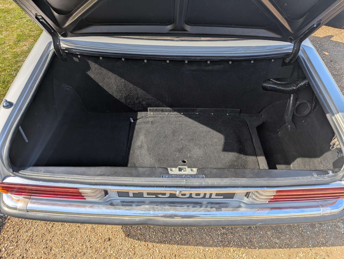 <p>1972 MERCEDES R107 350SL</p>