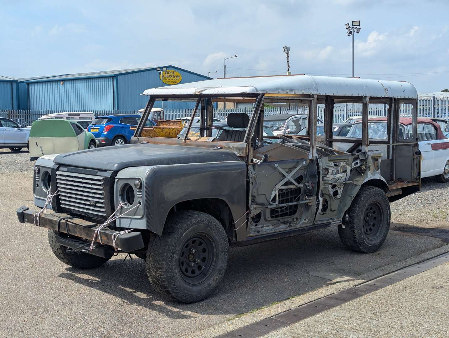 <p>1995 LAND ROVER STYLE ELECTRIC VEHICLE PROJECT</p>