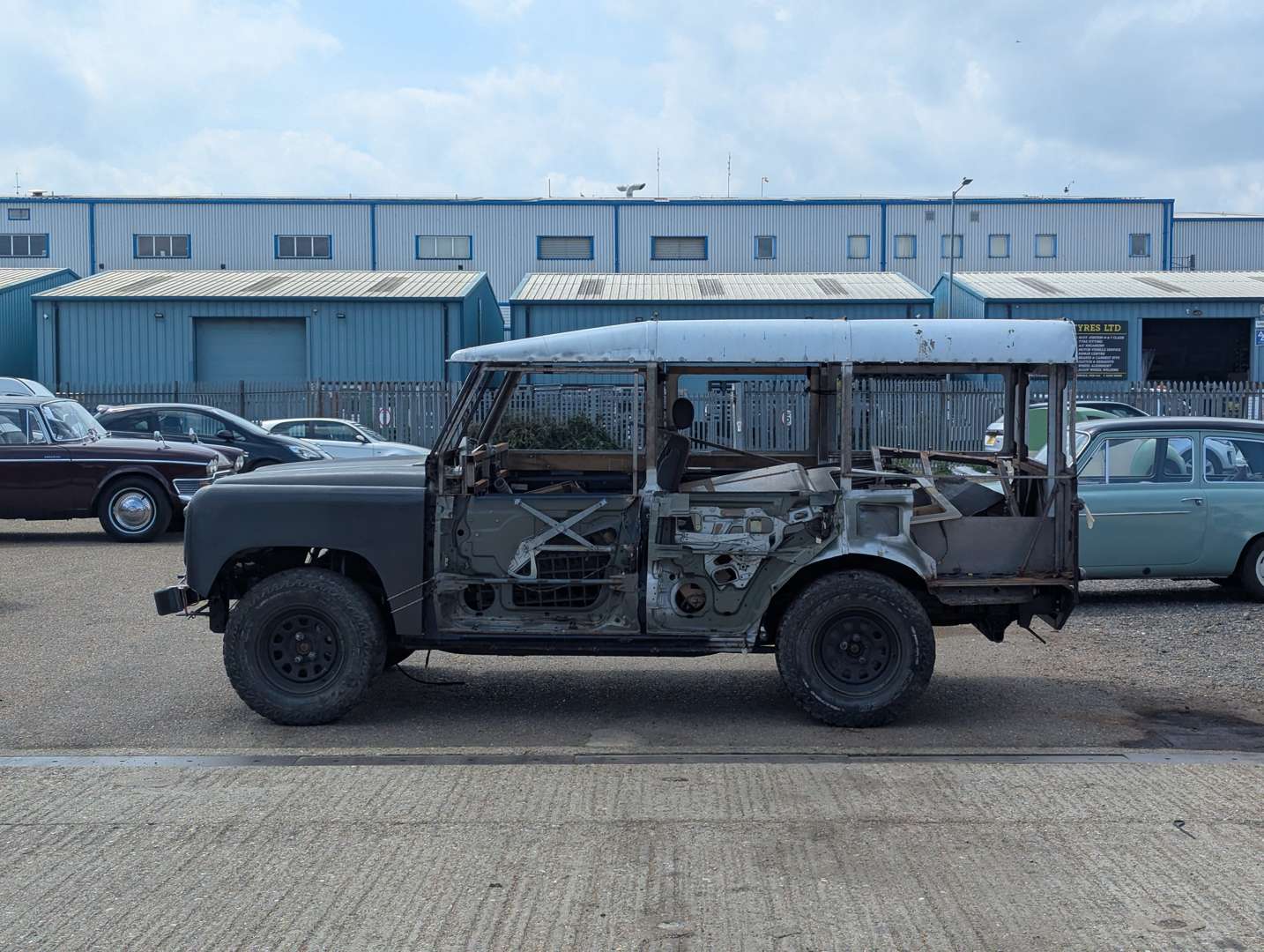 <p>1995 LAND ROVER STYLE ELECTRIC VEHICLE PROJECT</p>