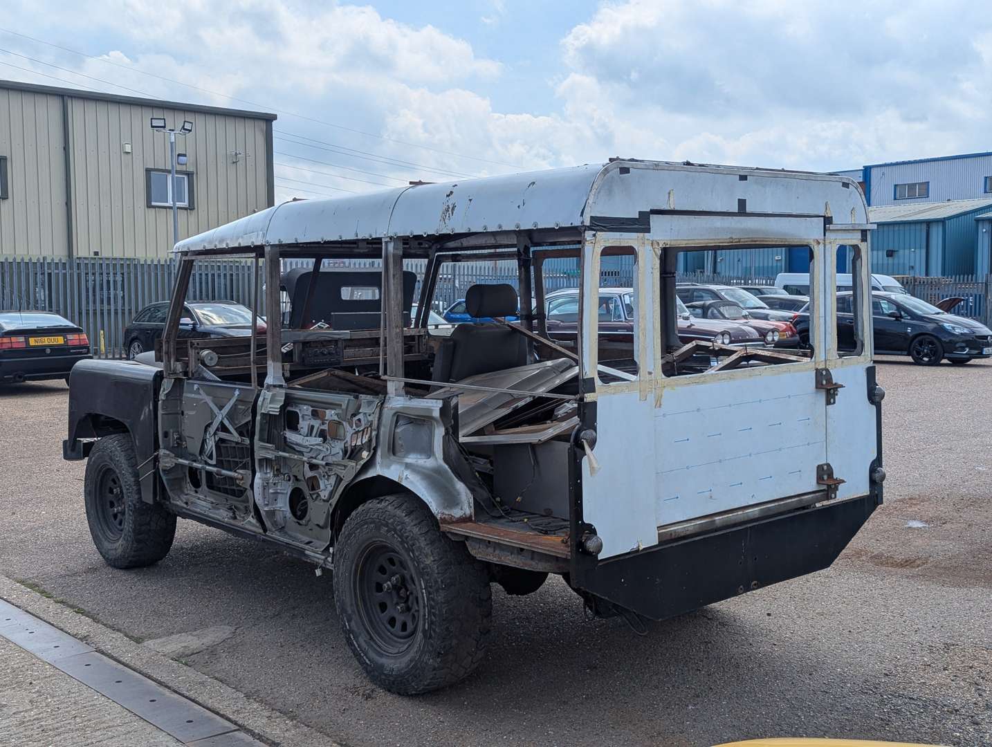 <p>1995 LAND ROVER STYLE ELECTRIC VEHICLE PROJECT</p>