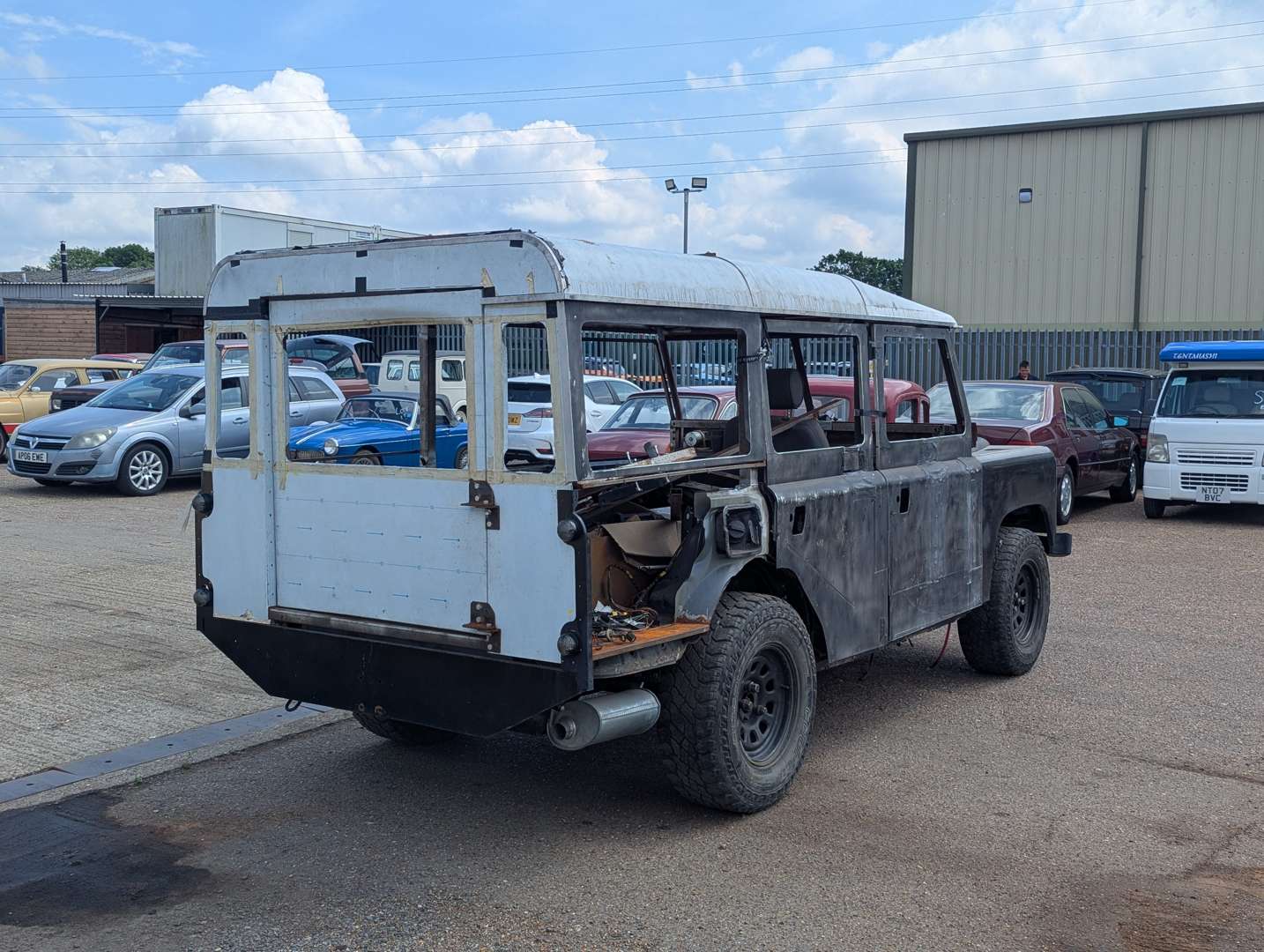 <p>1995 LAND ROVER STYLE ELECTRIC VEHICLE PROJECT</p>