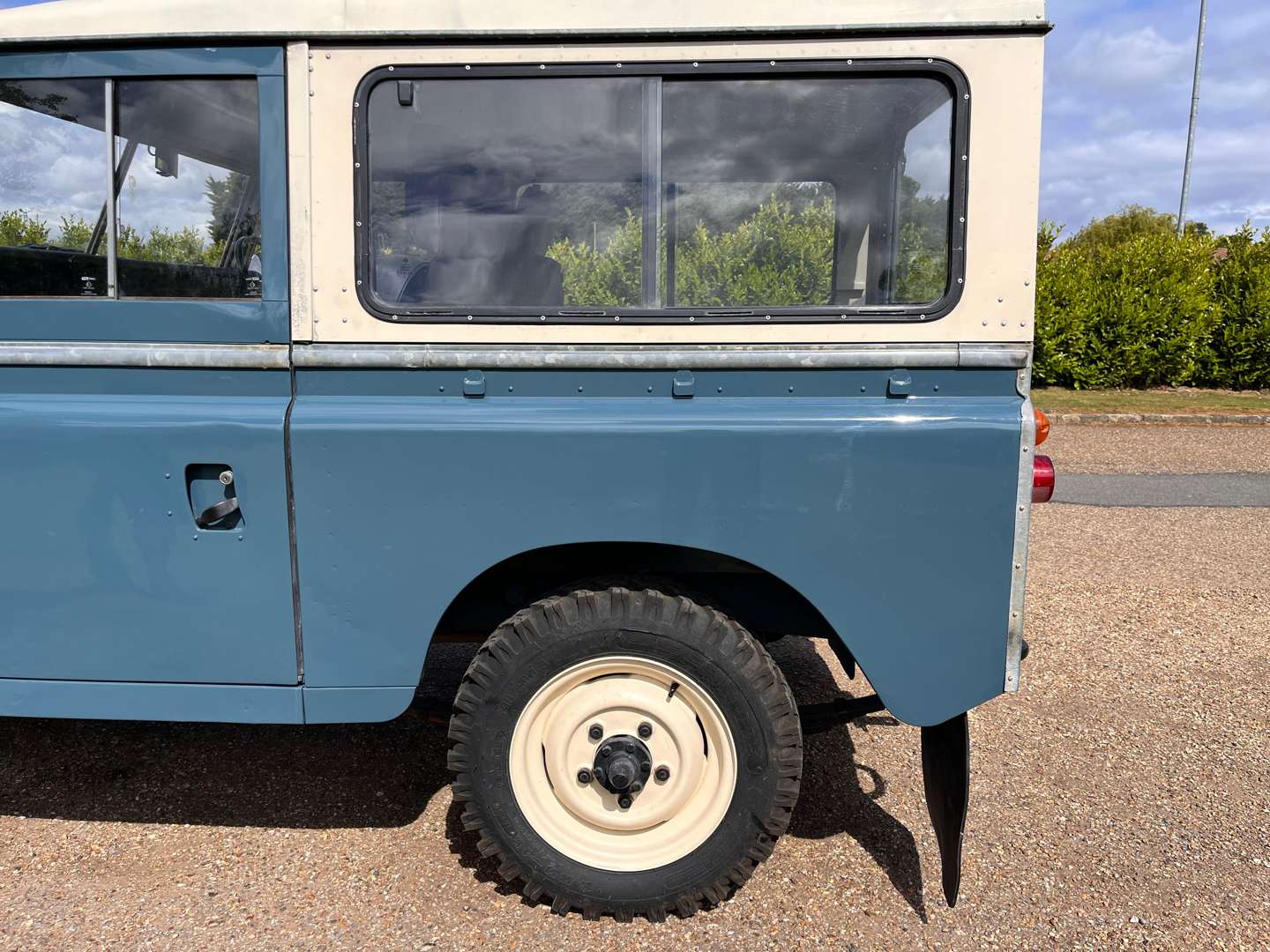<p>1972 LAND ROVER 88" SERIES III&nbsp;</p>