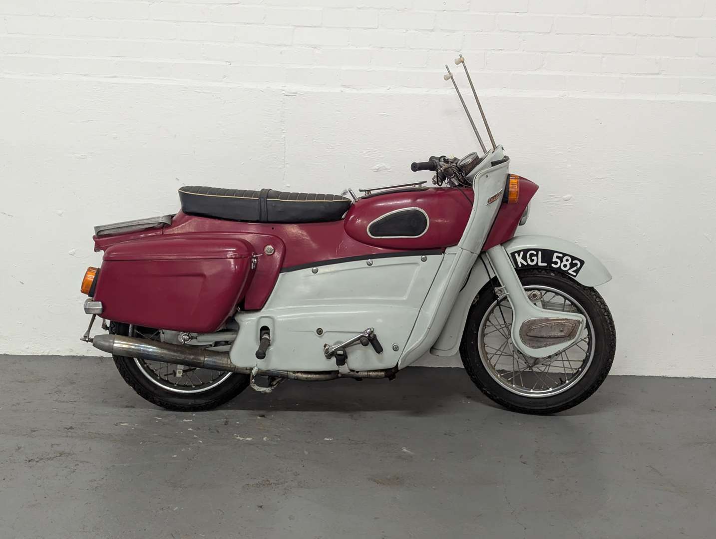 <p>1960 ARIEL LEADER</p>