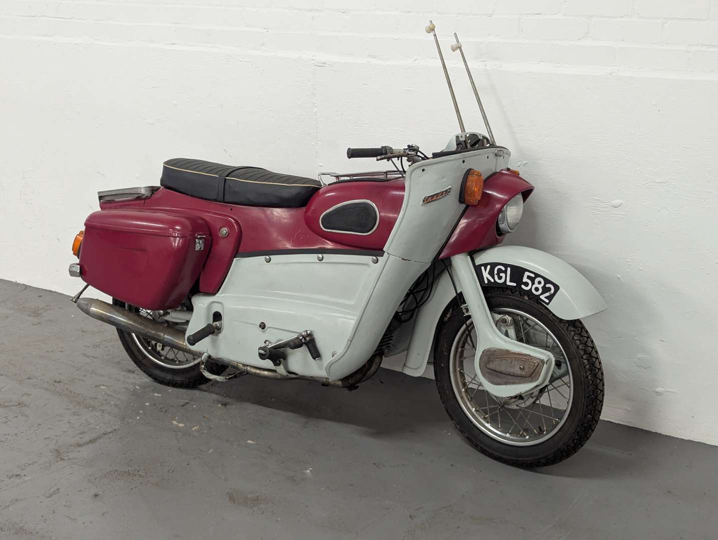 <p>1960 ARIEL LEADER</p>