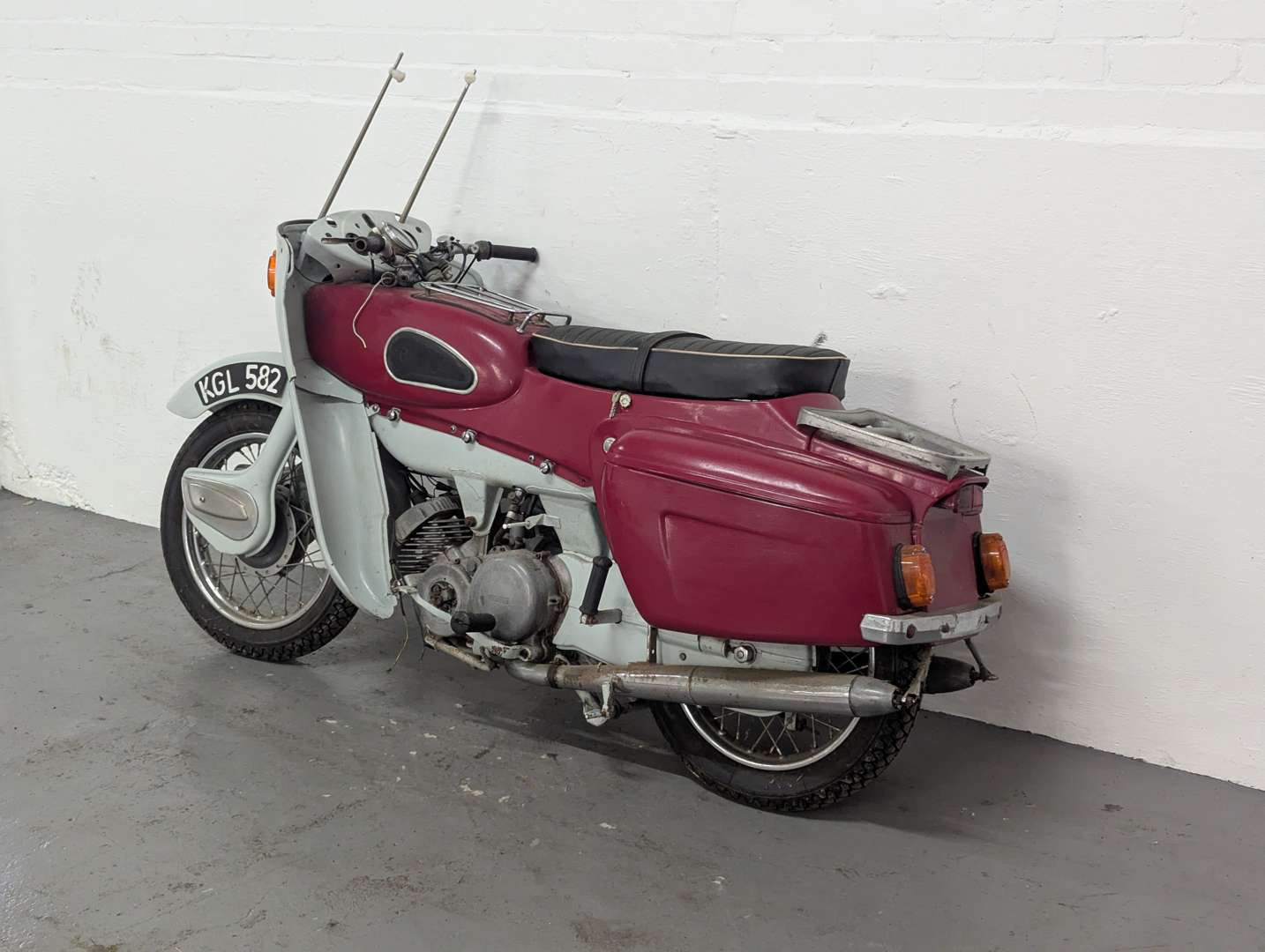 <p>1960 ARIEL LEADER</p>