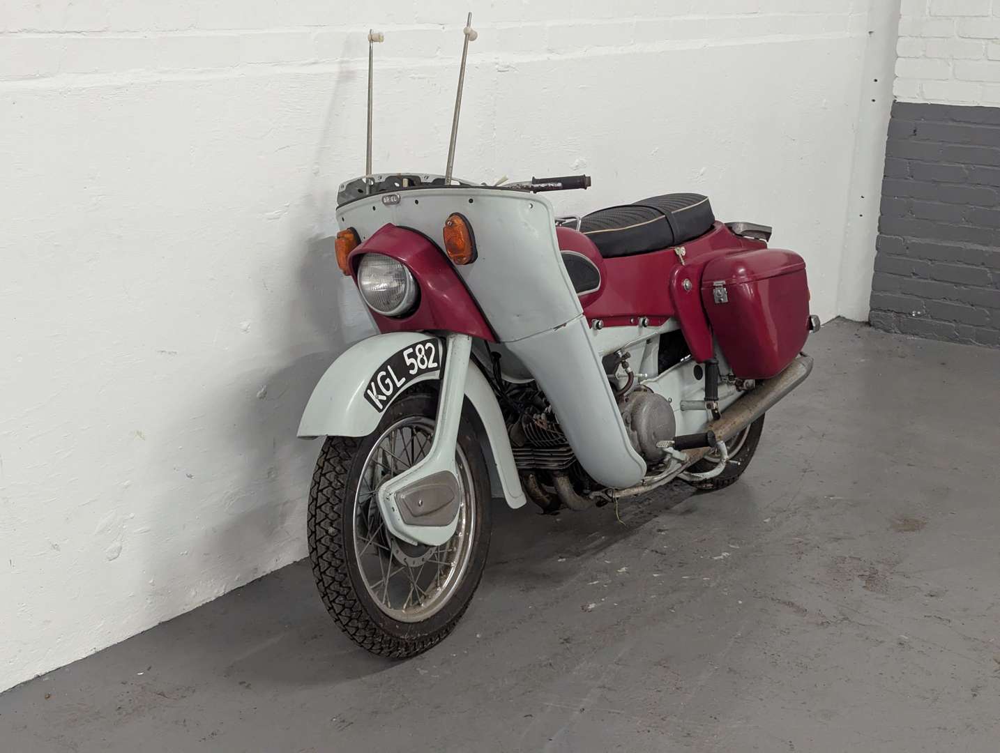 <p>1960 ARIEL LEADER</p>