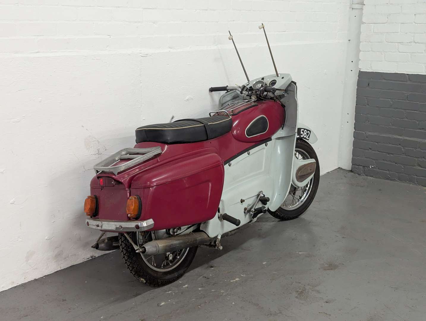 <p>1960 ARIEL LEADER</p>