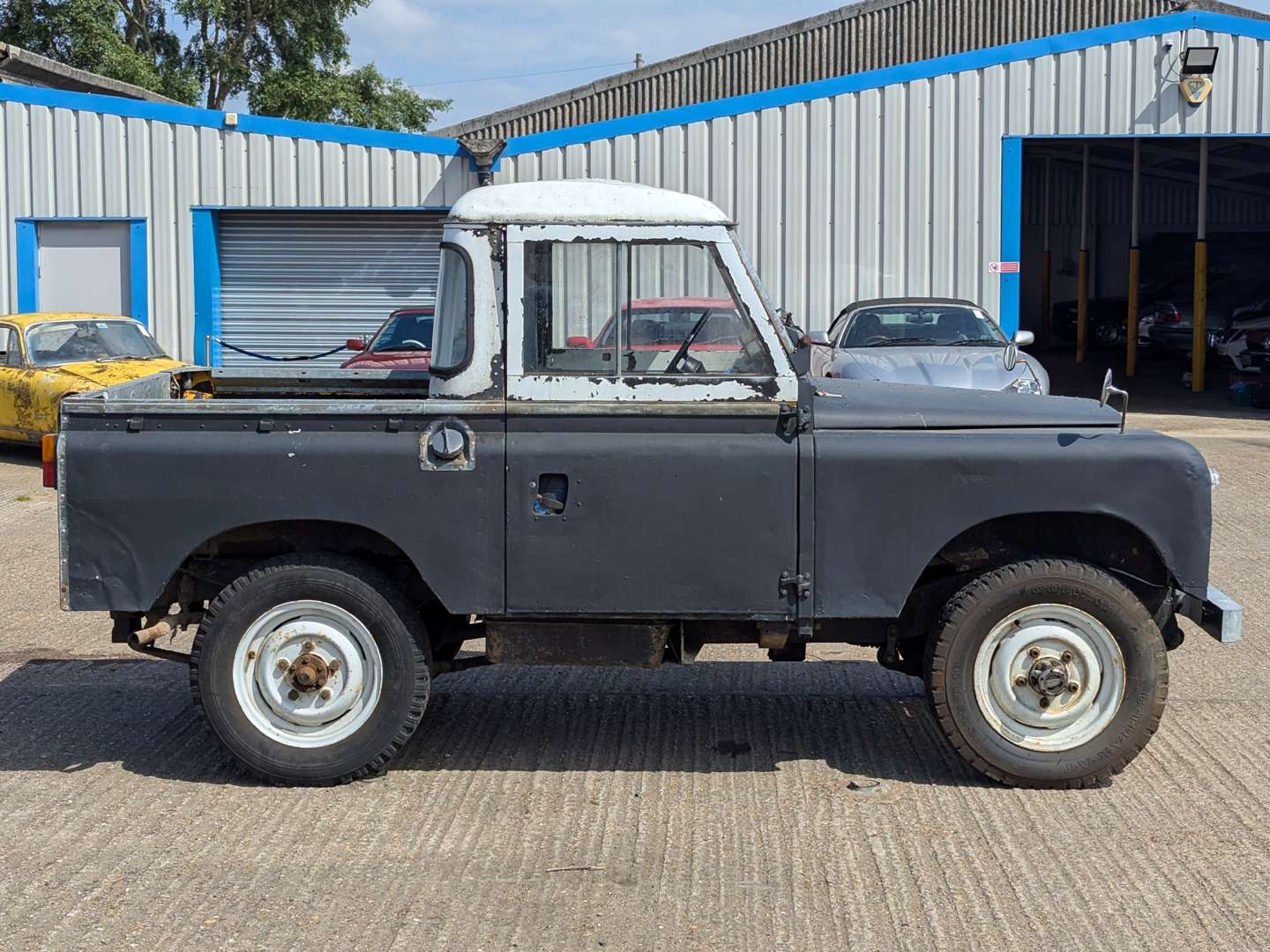 <p>1966 LAND ROVER SERIES IIA SWB</p>