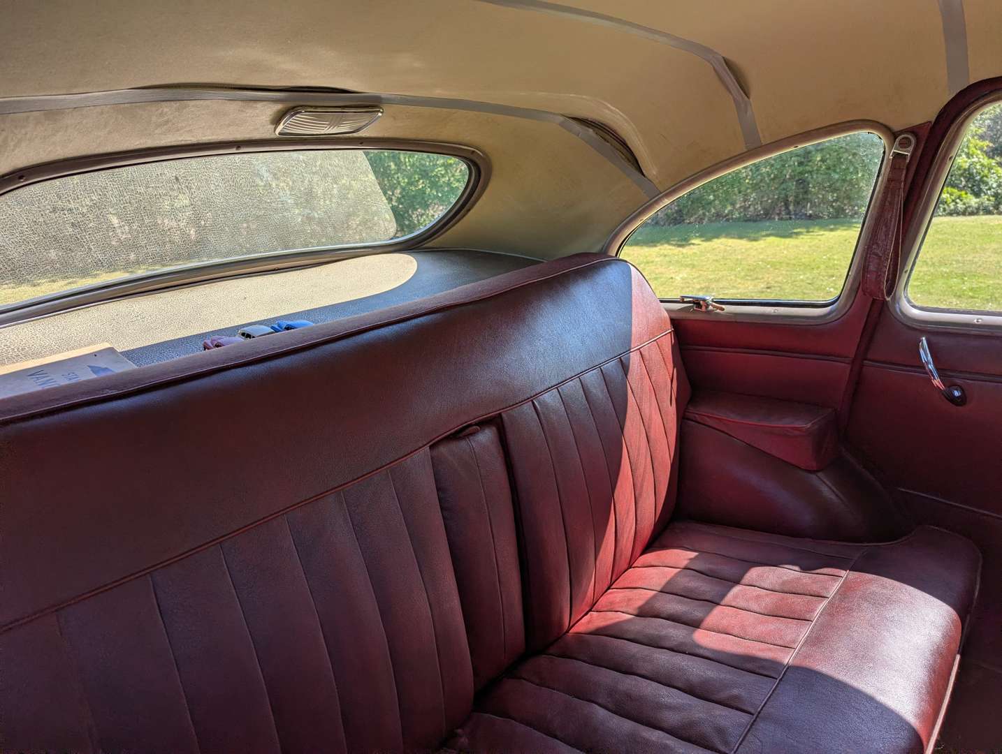 <p>1952 STANDARD VANGUARD</p>