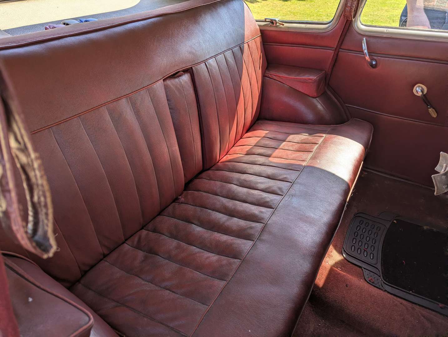 <p>1952 STANDARD VANGUARD</p>