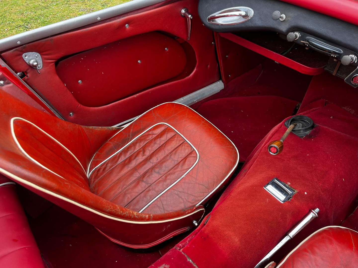 <p>1957 AUSTIN HEALEY 100/6</p>