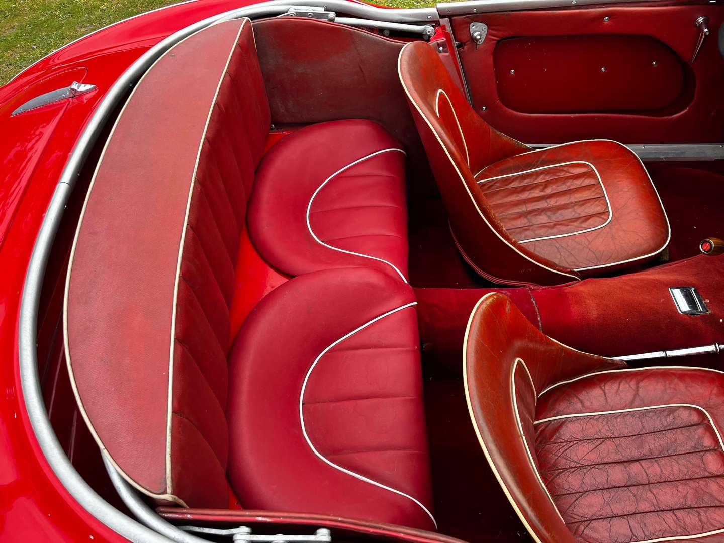 <p>1957 AUSTIN HEALEY 100/6</p>