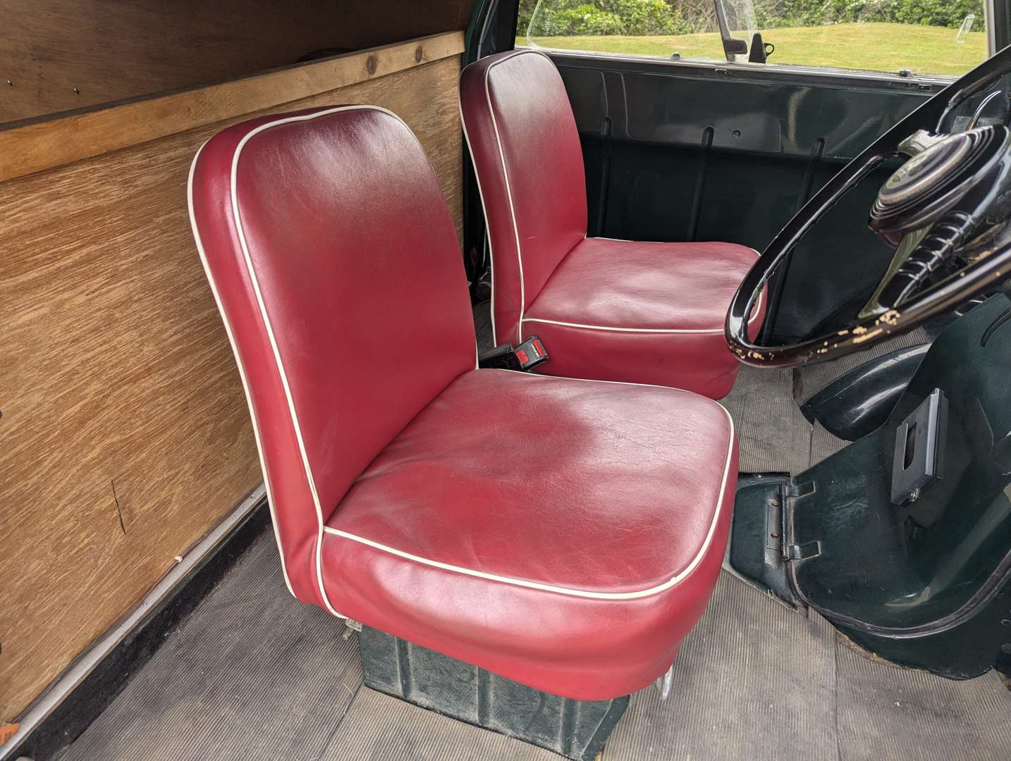 <p>1961 BEDFORD CA VAN</p>